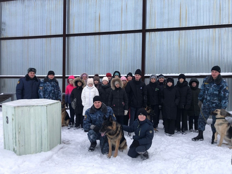Ученики нашей школы побывали на экскурсии в городке для содержания служебных собак СИЗО-5 и Канской воспитательной колонии..